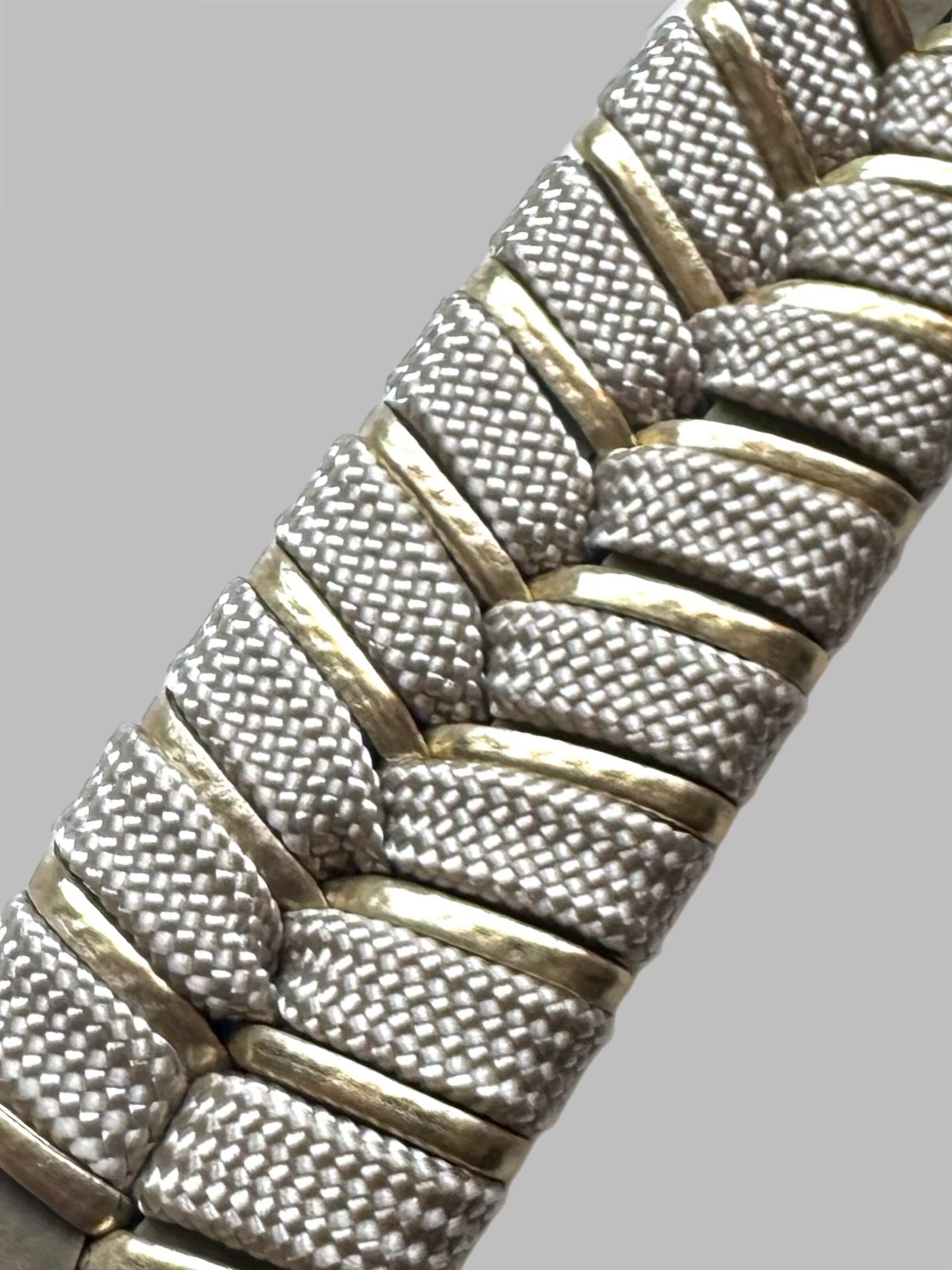 Halsband V - Line Taupe / Goldschnur – Bild 2