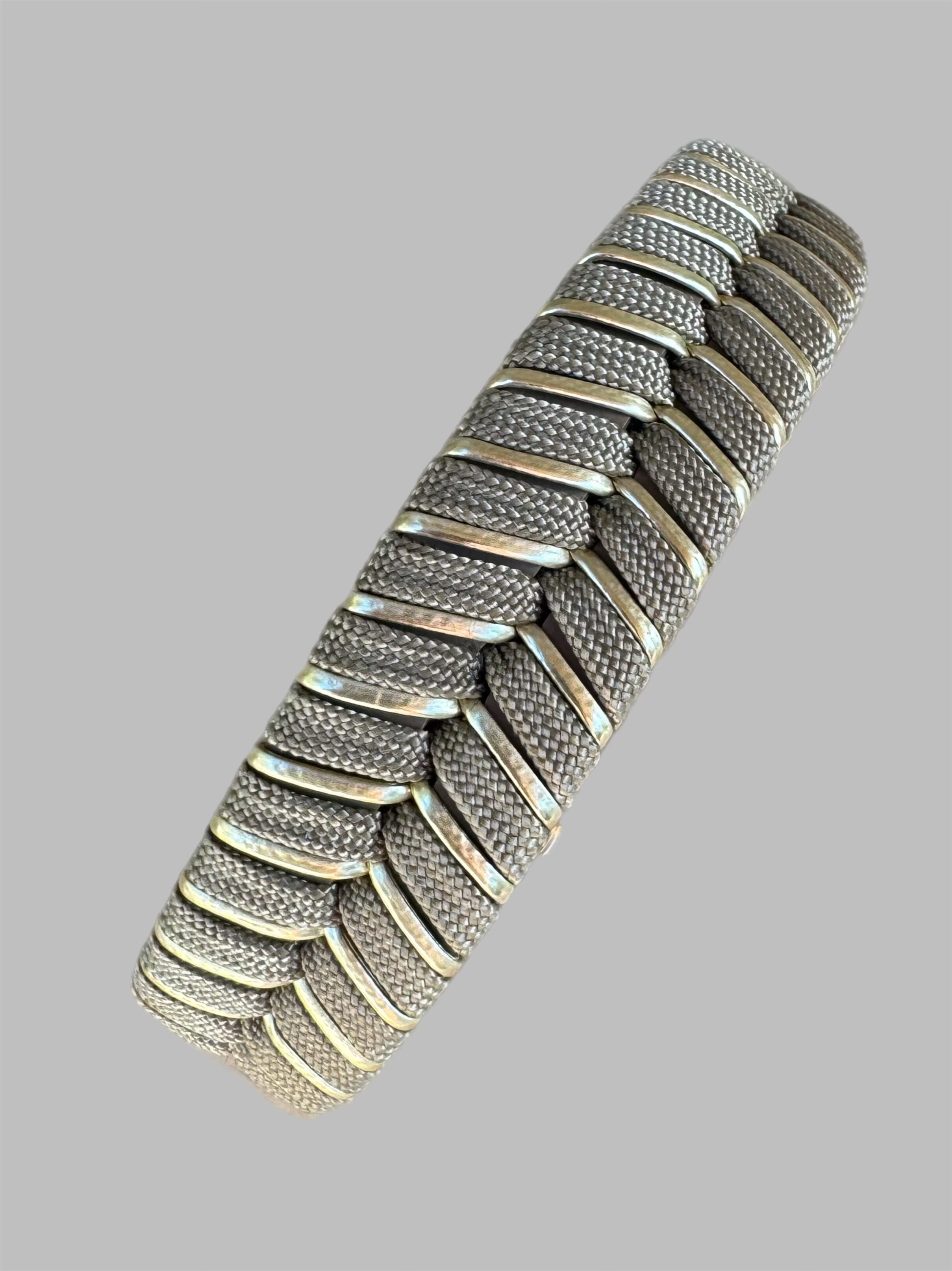 Halsband V - Line Taupe / Goldschnur